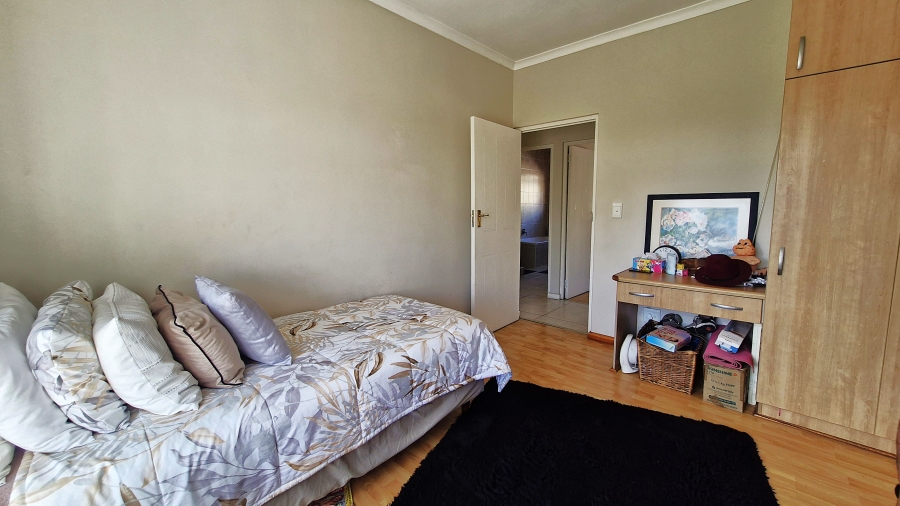 5 Bedroom Property for Sale in Middedorp Western Cape